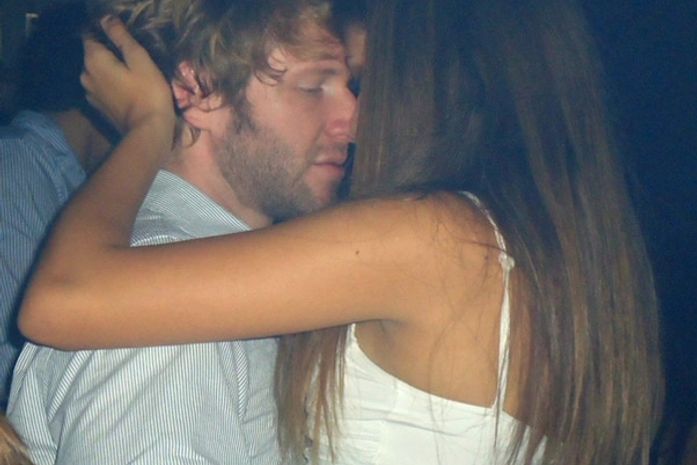 Michel foi fotografado ficando com uma modelo em boate paulista