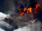 Barco com vítimas da explosão em plataforma de petróleo chega à costa dos EUA