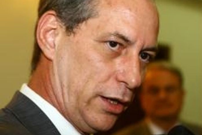 Fora da disputa, Ciro manda recados a Lula, Dilma e PMDB