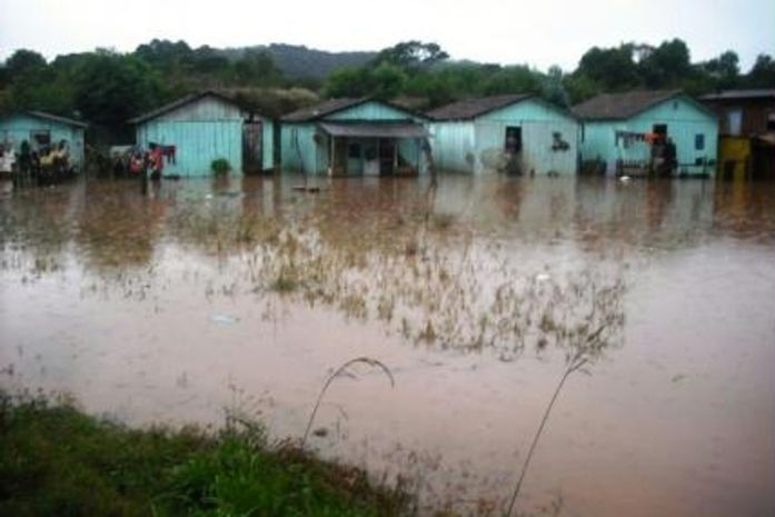 Chuva deixa mais de 2.000 fora de casa em Santa Catarina