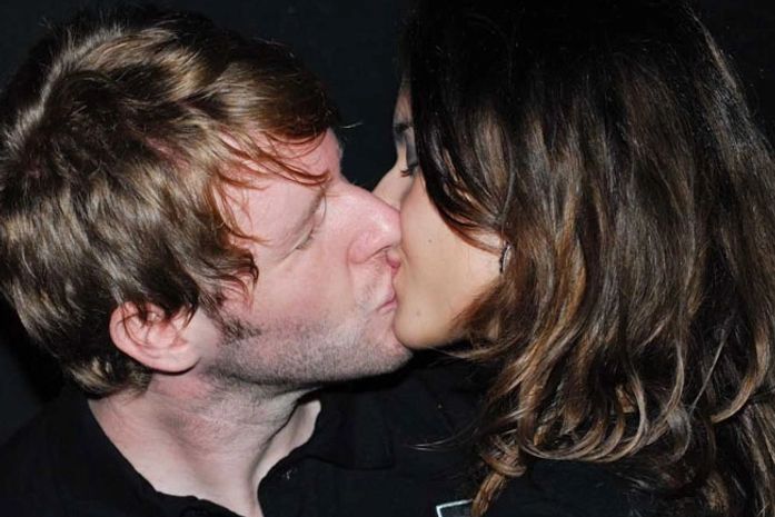 Namoro? Michel Turtchin e Tessália Serighelli trocam beijos em boate paulista