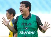 VÍDEO:Dia do Fico: Joel Santana decide seguir no Botafogo e recusa o Fla