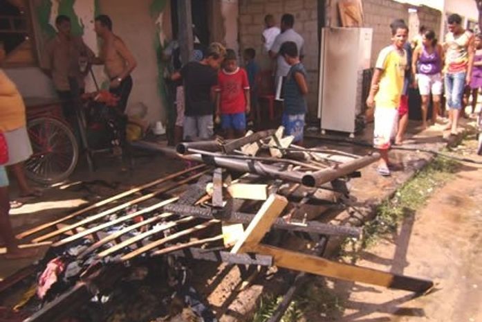 Incêndio destrói residência no Loteamento Hélio Jatobá