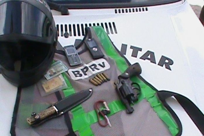 Polícia apreende punhal e revólver com motoqueiros