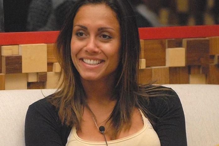 Ex-BBB Lia fala da fama de chata e do beijo em Cadu: era de mentira