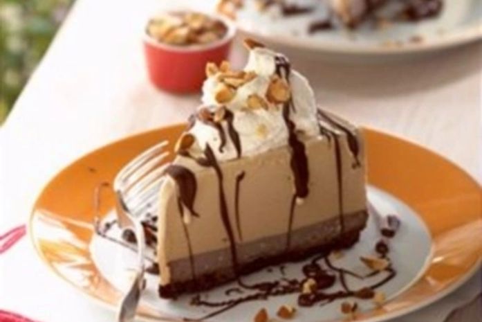 Você pode enfeitar o sorvete com chantili e calda de chocolate. Fica uma delícia