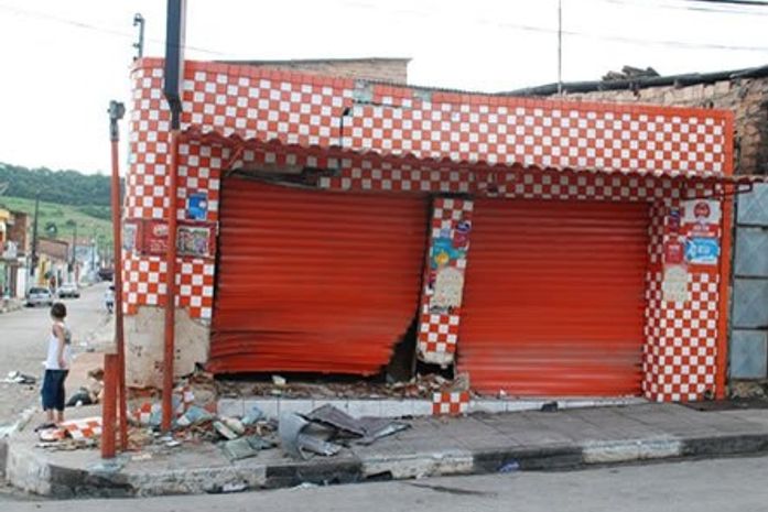 Fachada foi totalmente destruída
