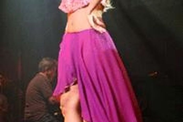Maria Rita capricha no decote em show de despedida em SP