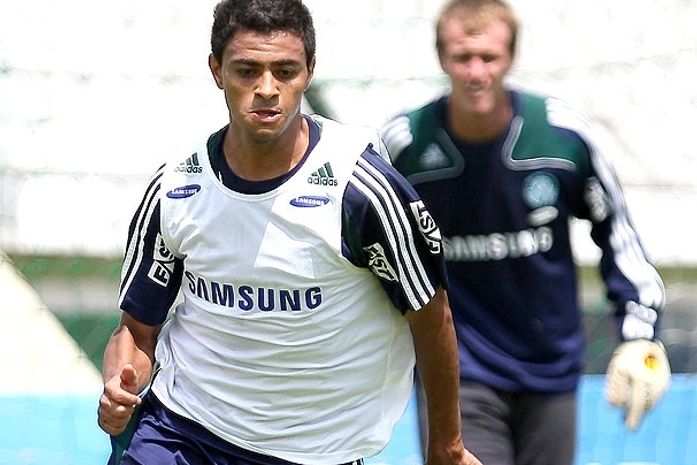 Cleiton Xavier nega que tenha recebido propostas, mas não descarta saída