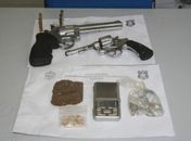 Armas e drogas apreendidas durante operação do 11º BPM estão sob a guarda da Polícia Civil