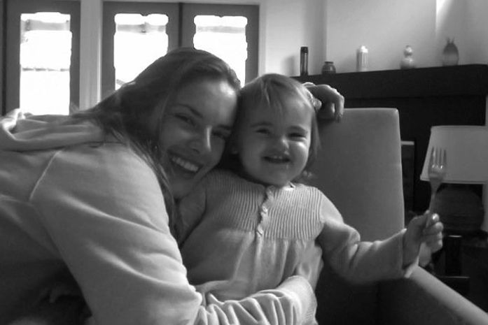 Alessandra Ambrósio curte momento com a filha