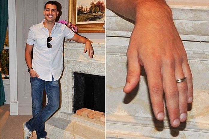 Cauã com aliança na mão esquerda