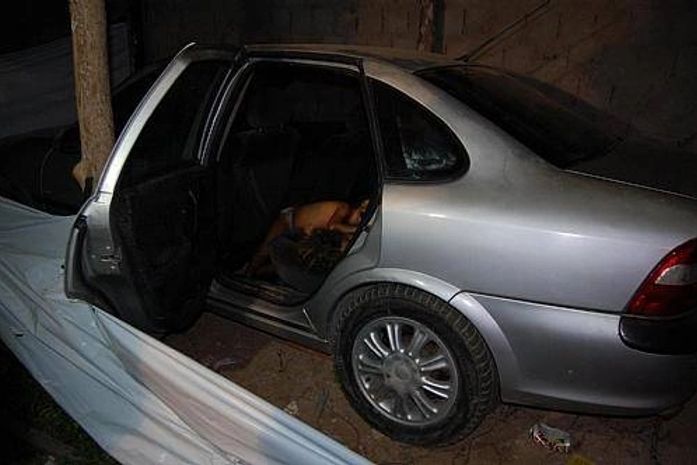 Crianças foram encontradas mortas dentro de carro