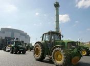 Tratores 'invadem' Paris em protesto