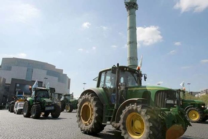 Tratores 'invadem' Paris em protesto