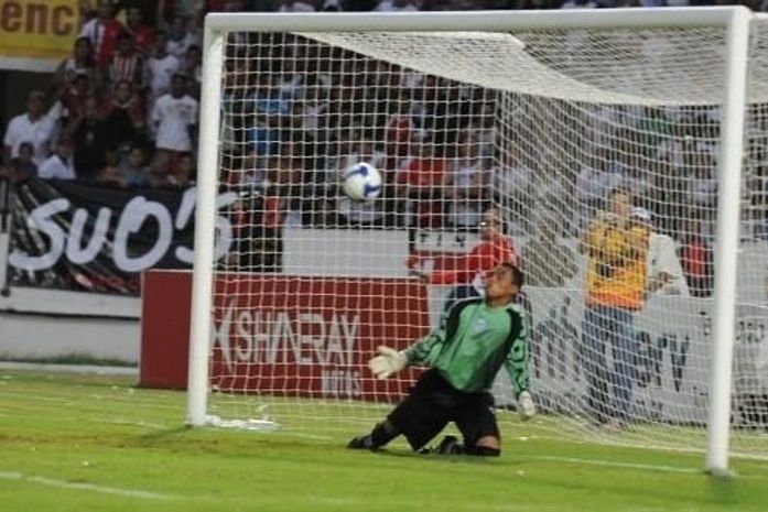 Agora é oficial. CRB contrata goleiro com passagem no CSA na Série D de 2009