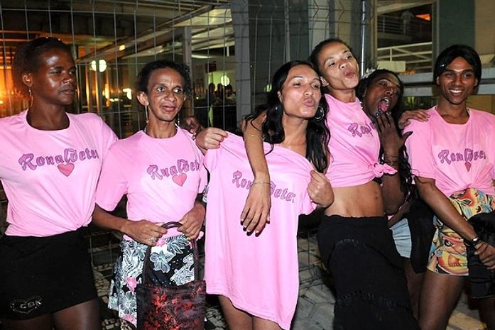 Torcedor do Fla contrata travestis para esperar Ronaldo no Maracanã