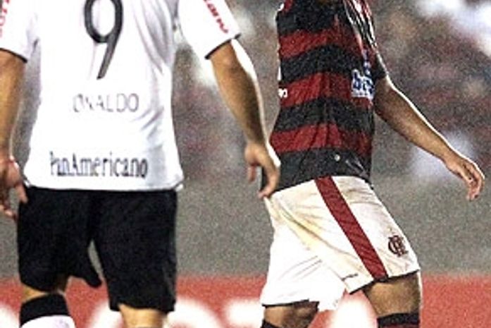 Sob chuva, Fla sai em vantagem contra Corinthians e vê Adriano superar Ronaldo
