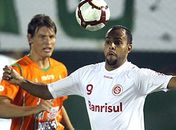 Não deu: Inter leva três do Banfield, tem jogador expulso e se complica na Libertadores