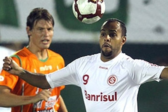 Não deu: Inter leva três do Banfield, tem jogador expulso e se complica na Libertadores