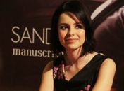 'Tenho um sonho infantil de ser mãe', diz Sandy durante coletiva