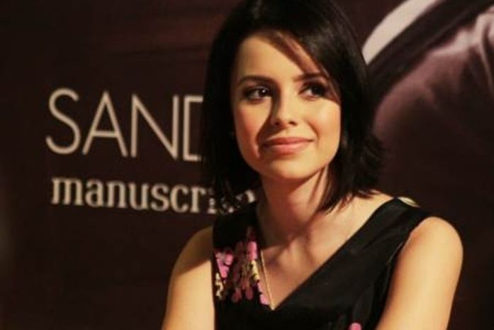 'Tenho um sonho infantil de ser mãe', diz Sandy durante coletiva