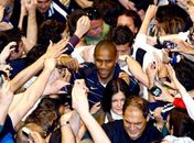 Em clima de festa, Inter é recebida por multidão na Itália