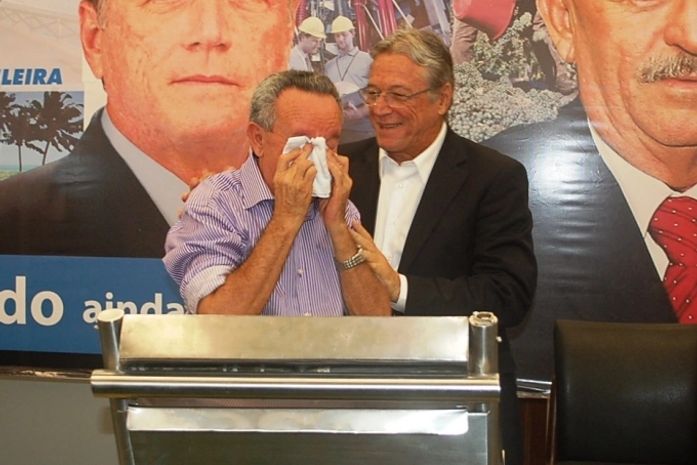 Benedito de Lira se emociona ao oficializar aliança com Vilela