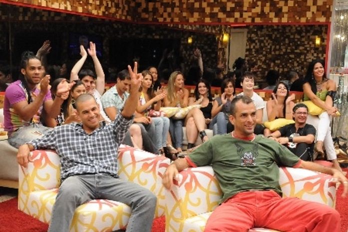 Ex-BBB, que se dizia hétero, beija colega em festinha privé