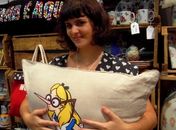 ONG de costureiras é escolhida para criar produtos oficiais de Alice no País das Maravilhas