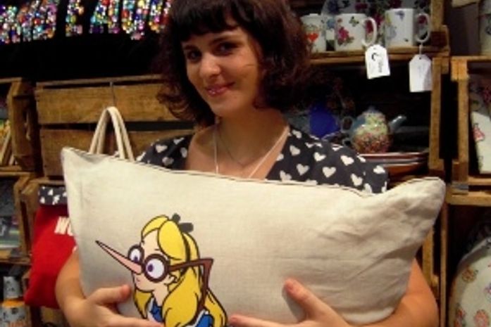 ONG de costureiras é escolhida para criar produtos oficiais de Alice no País das Maravilhas