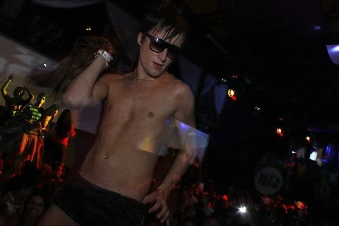 Ex-BBB Serginho se empolga e tira a roupa em balada