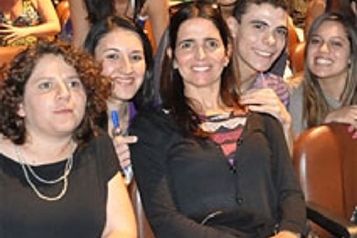 Malu Mader comparece a formatura de turma de cinema