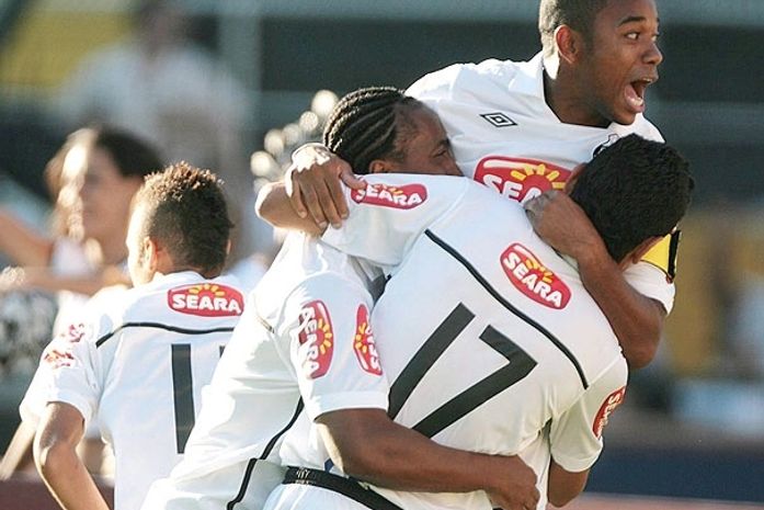 Sofrido, com oito jogadores, mas com Ganso em noite mágica, Peixe é campeão