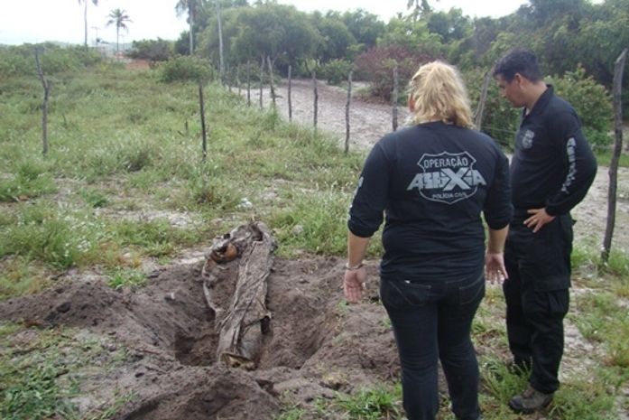 Polícia encontra ossadas em cemitério clandestino na Barra Nova