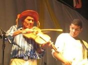 Nelson da Rabeca ao lado do filho durante apresentação