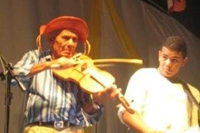 Nelson da Rabeca ao lado do filho durante apresentação