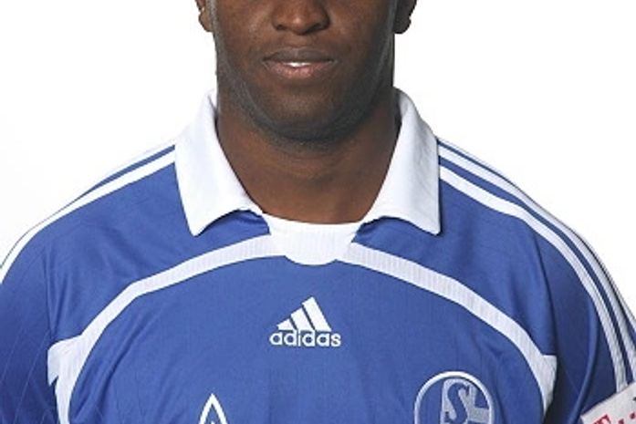 Vasco aguarda liberação do Schalke para anunciar Zé Roberto