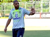Corintianos preparam faixa que traz Adriano com chifres
