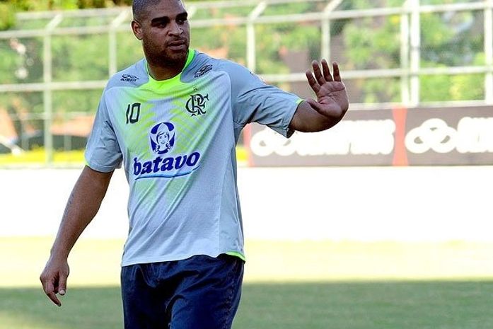 Corintianos preparam faixa que traz Adriano com chifres