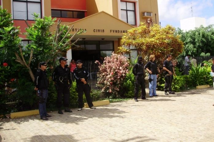 Policiais fazem a segurança em frente ao Fórum de Palmeira dos Índios
