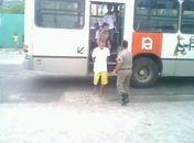 Homem furta celular de jovem dentro de ônibus da Real Alagoas e acaba preso pela Polícia