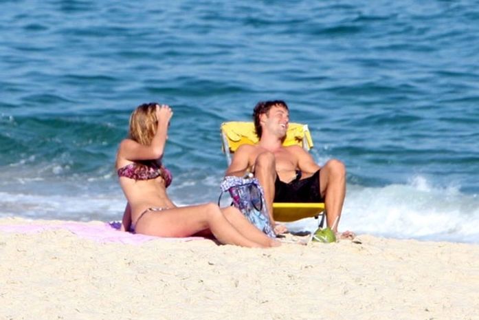 Novo affair? Kayky Brito curte praia com 'amiga' no Rio