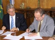Governador Teotonio Vilela e representante do Ibama assinam termo  