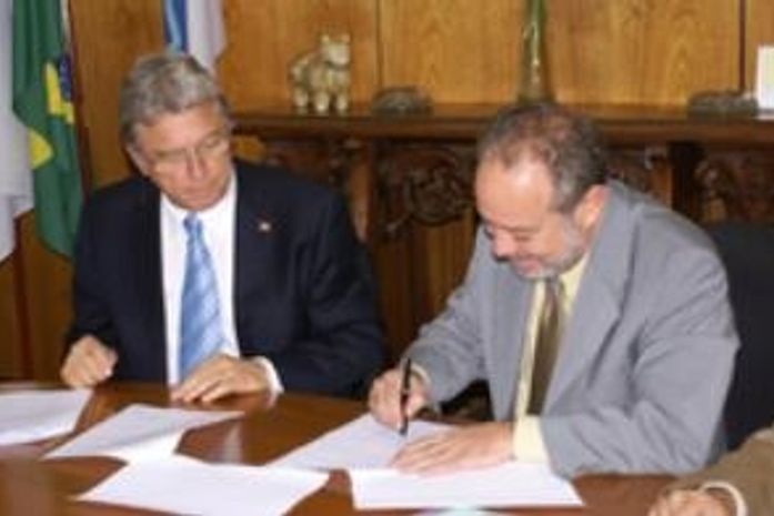 Governador Teotonio Vilela e representante do Ibama assinam termo