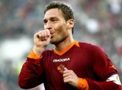 Vídeo: Totti perde a linha, agride, é expulso em final e põe a culpa no rival Balotelli
