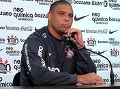 Ronaldo se emociona em entrevista e pede respeito