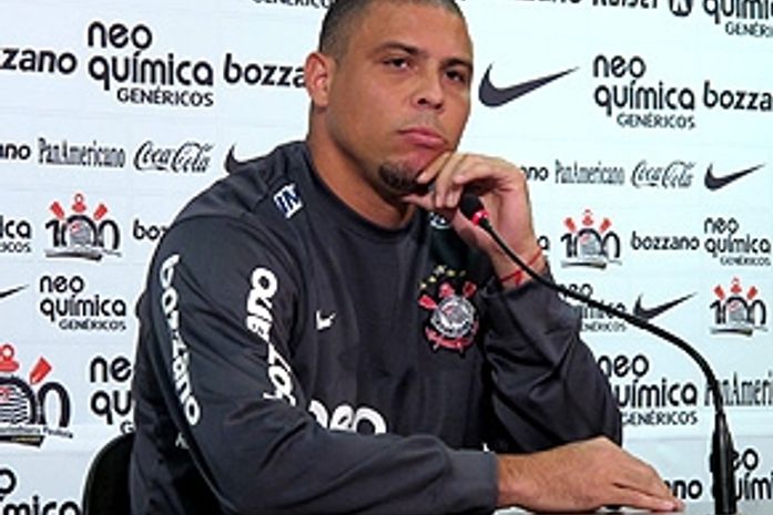 Ronaldo se emociona em entrevista e pede respeito