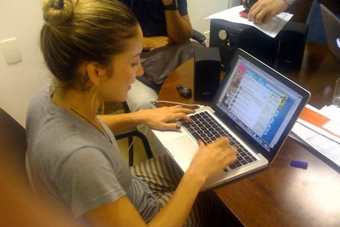 Depois de brincadeira com fãs no Twitter, Claudia Leitte revelou o nome de sua nova música de trabalho: 'Famosa'