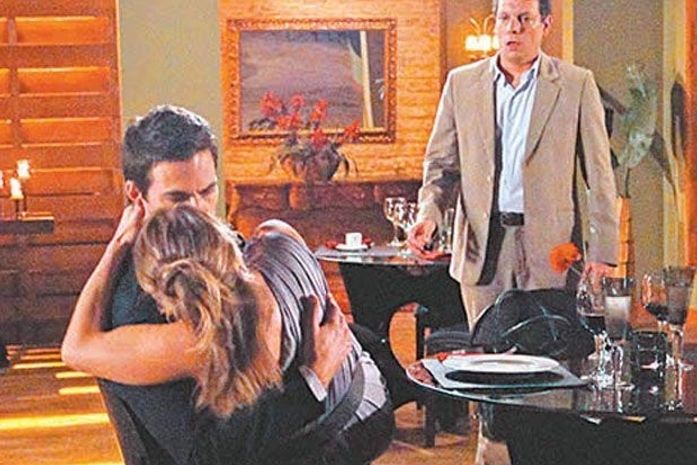 'Viver a Vida': Betina beija Carlos na frente do marido